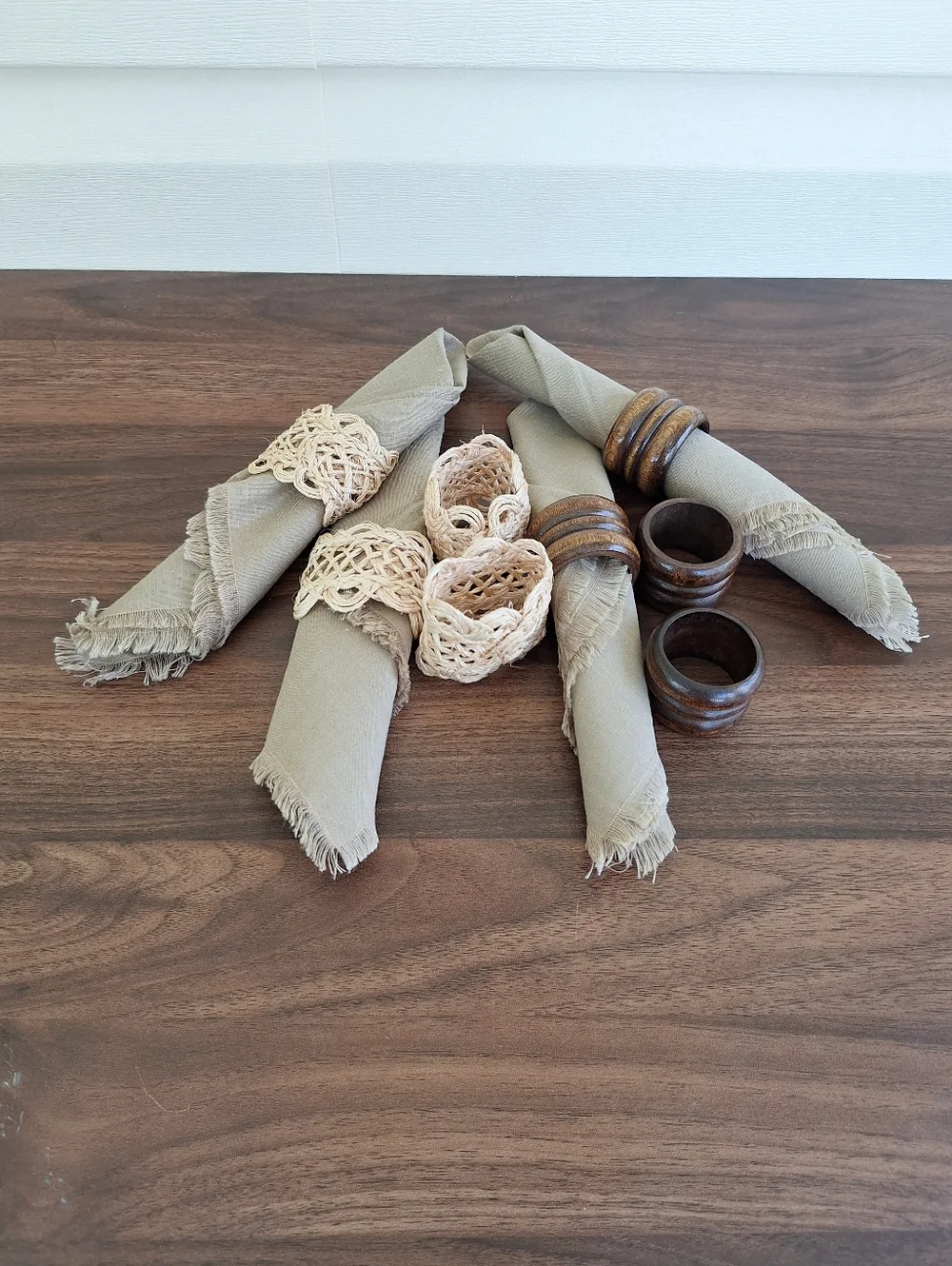 Vtg Set Of 8 Jute & Wood Napkin Rings & 4 Cloth 14 X 14 In Napkins Rustic Boho